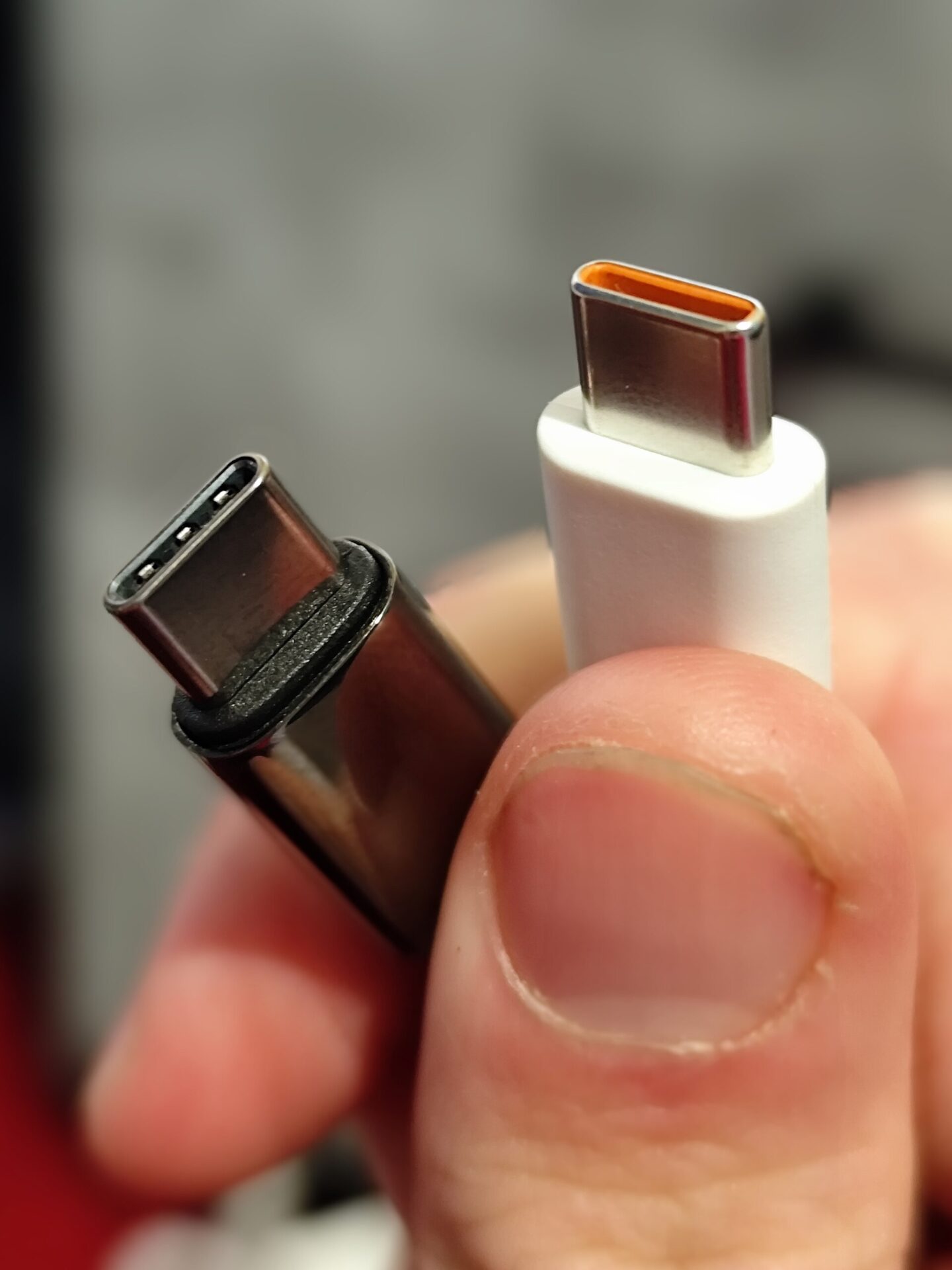 Dois conectores USB-C idênticos por fora, ilustrando que o formato do plugue não revela se a porta transmite vídeo